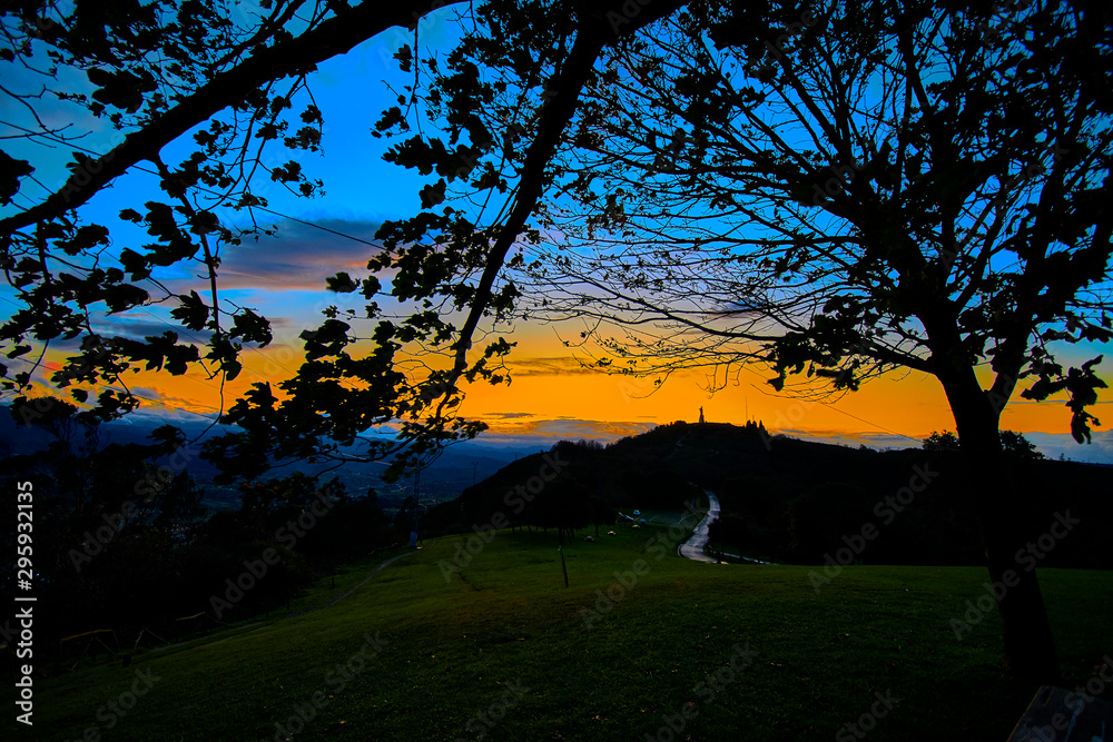Naklejka premium atardecer Naranco Oviedo