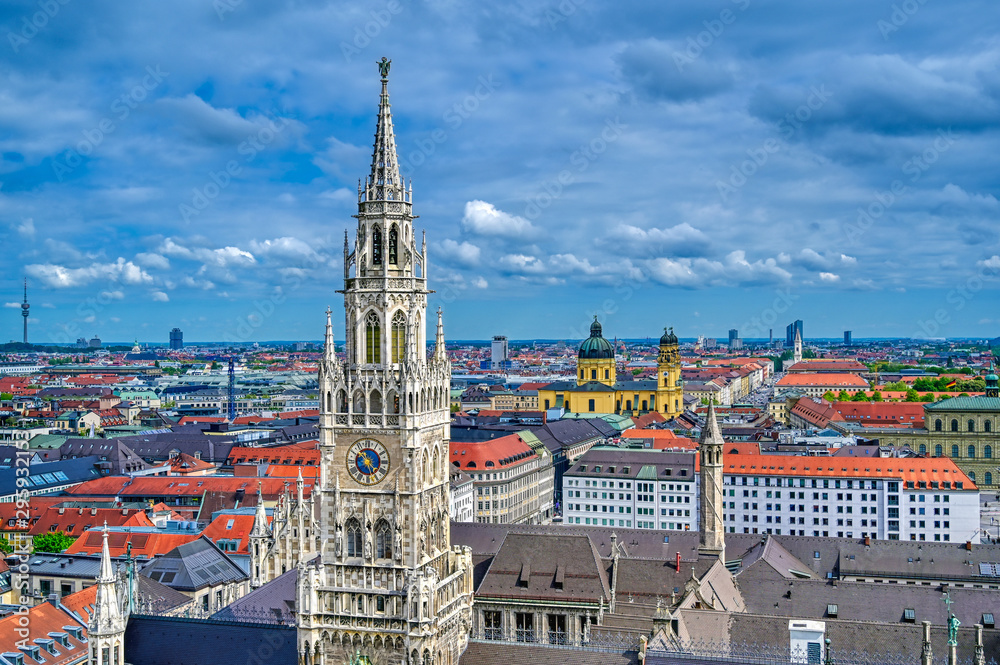 Obraz premium The New Town Hall located in the Marienplatz in Munich, Germany