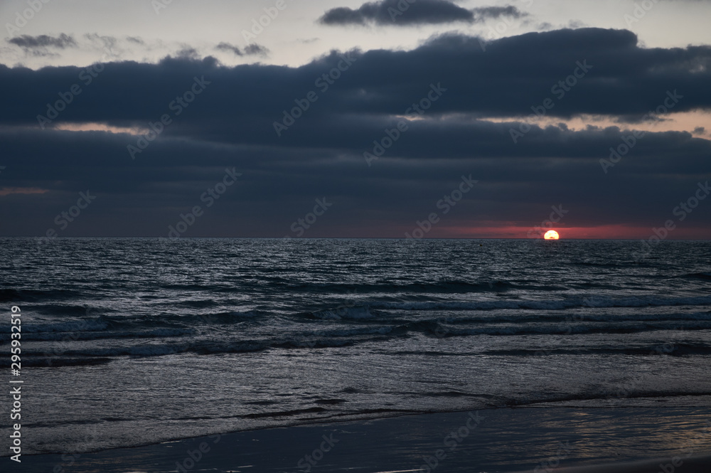 Puesta de sol en la playa de El Palmar, perteneciente a Vejer de la Frontera, en la provincia de Cádiz. Andalucía. España Puesta de sol en la playa de El Palmar, perteneciente a Vejer de la Frontera, en la provincia de Cádiz. Andalucía. España