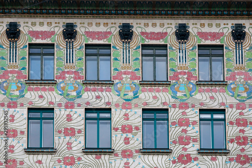 Obraz na plátně Fassade Majolika Haus (Majolikahaus) Jugendstil Fenster mit Ornamenten und Blume