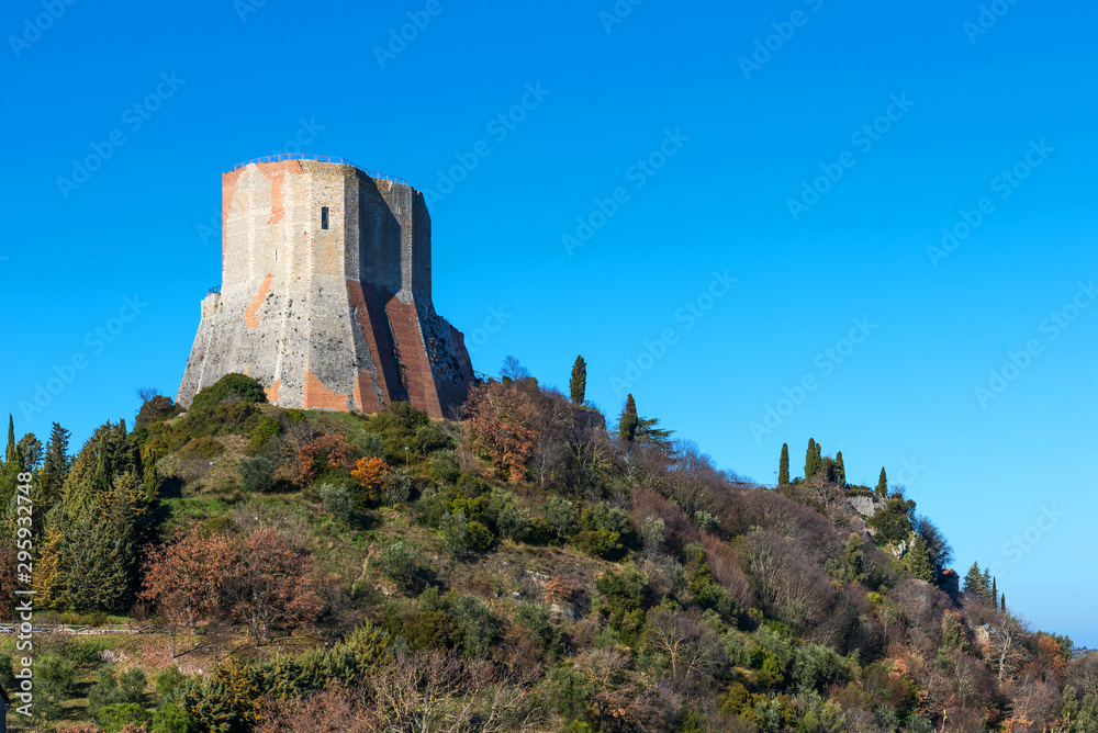 Amazing landscape of the Tuscan countryside with the medieval fortress Rocca of Tentennano on the hill in winter.