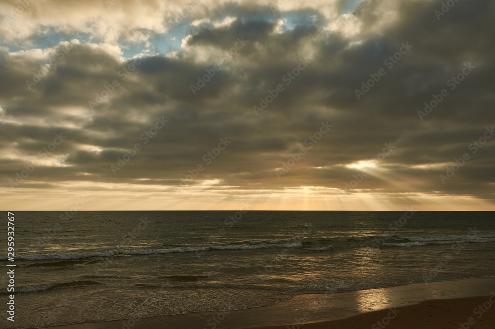 Puesta de sol en la playa de El Palmar, perteneciente a Vejer de la Frontera, en la provincia de Cádiz. Andalucía. España