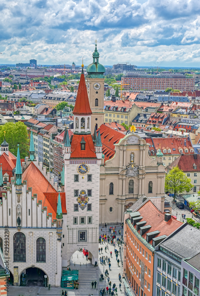 Obraz premium The Old Town Hall located in the Marienplatz in Munich, Germany.