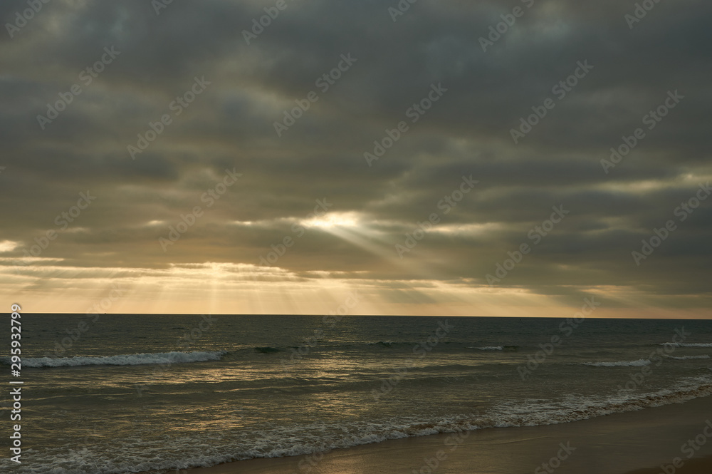 Puesta de sol en la playa de El Palmar, perteneciente a Vejer de la Frontera, en la provincia de Cádiz. Andalucía. España