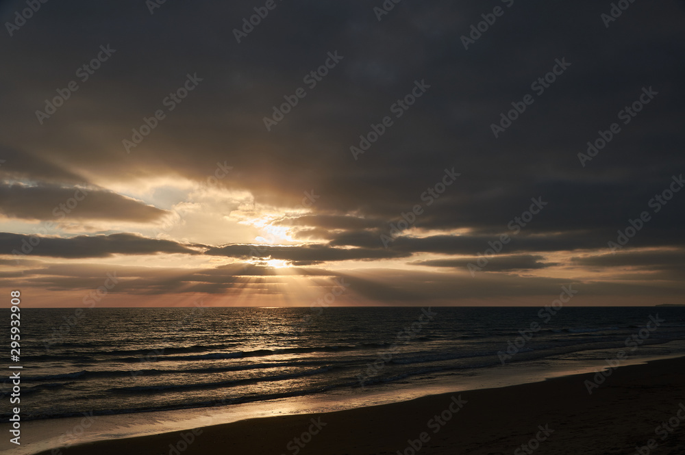 Puesta de sol en la playa de El Palmar, perteneciente a Vejer de la Frontera, en la provincia de Cádiz. Andalucía. España