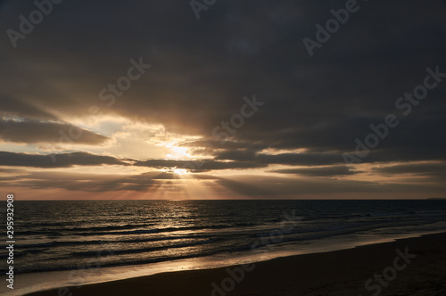 Puesta de sol en la playa de El Palmar, perteneciente a Vejer de la Frontera, en la provincia de Cádiz. Andalucía. España