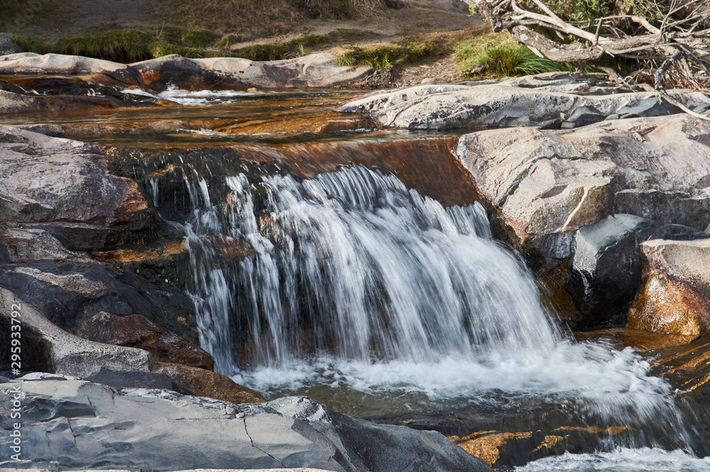 Fototapeta premium El río Manzanares a su paso por La Pedriza en el Parque Natural de la Sierra de Guadarrama. Comunidad de Madrid. España