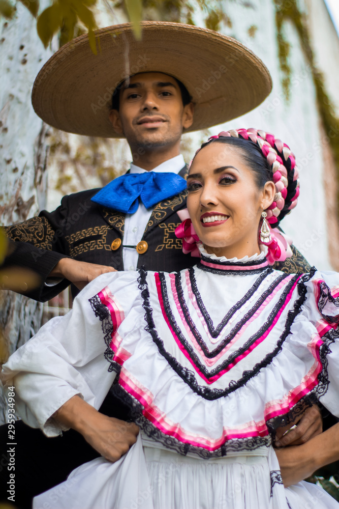 Pareja charro adelita amor jóvenes mexicano cultura traje típico sombrero  exterior foto de Stock | Adobe Stock
