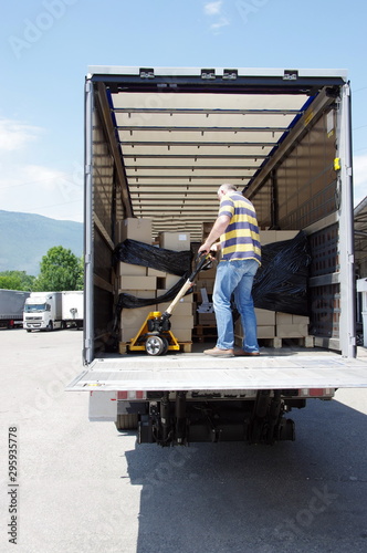 déchargement d'un camion photo