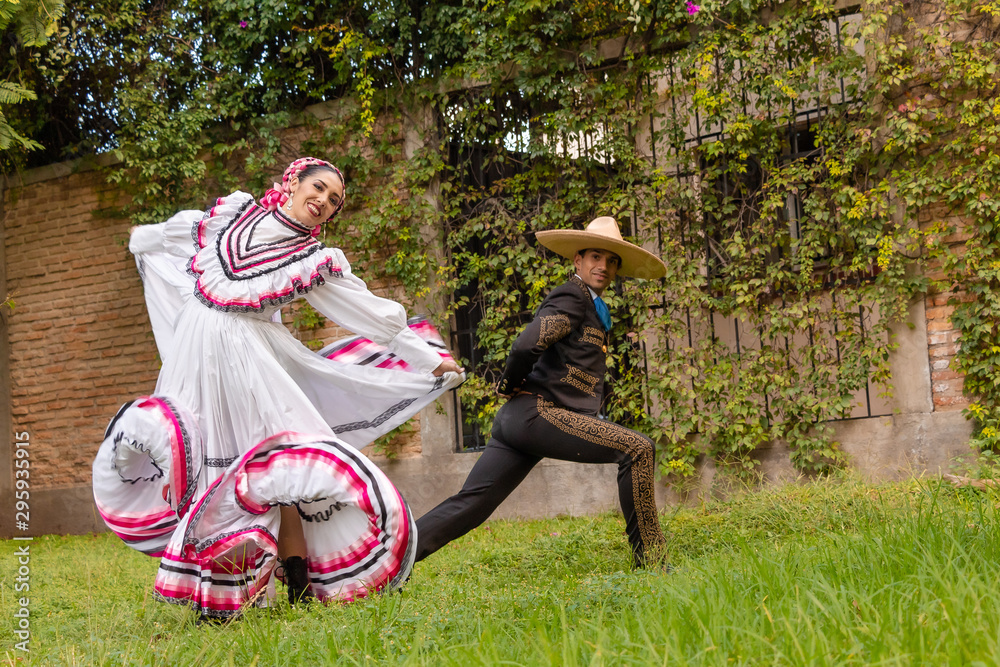 Pareja Adelita Charro baile regional mexicano cultura exterior Stock ...