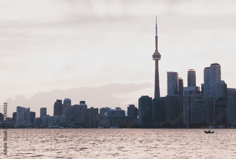 Paisaje de la ciudad de Toronto desde el lago al atardecer