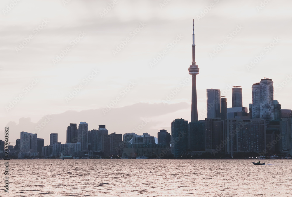 Obraz premium Paisaje de la ciudad de Toronto desde el lago al atardecer