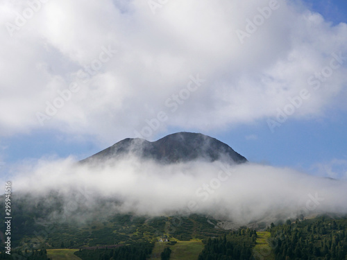 la cima di una montagna dolomitica  immersa nella nebbia