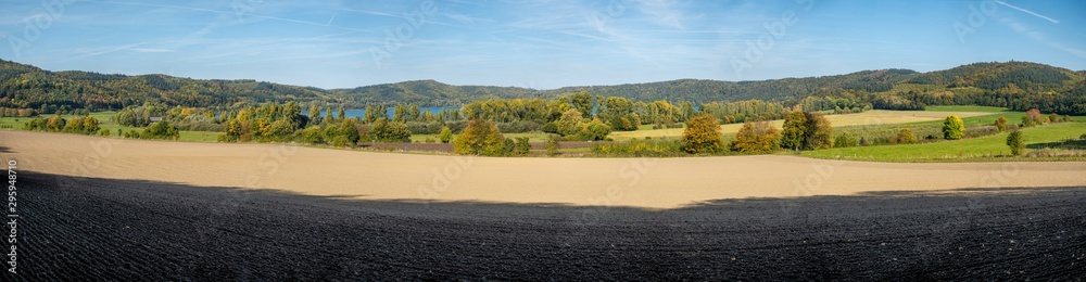 Panorama des Vulkan-Kraters des Laacher Sees Panorama des Vulkan-Kraters des Laacher Sees