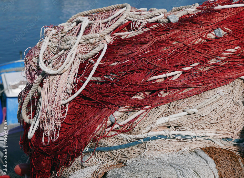 groviglio multicolore di reti di pescatore al mare