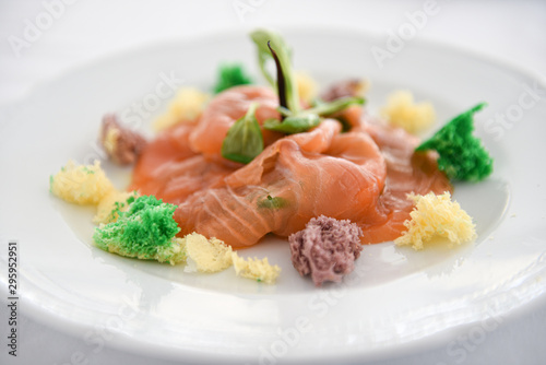 piatto di salmone preparato nella cucina di un ristorante