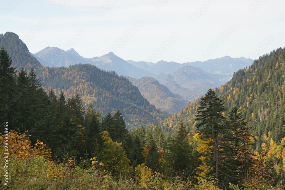 Aussicht auf die Allgäuer Alpen im Herbst bei blauem Himmel Aussicht auf die Allgäuer Alpen im Herbst bei blauem Himmel
