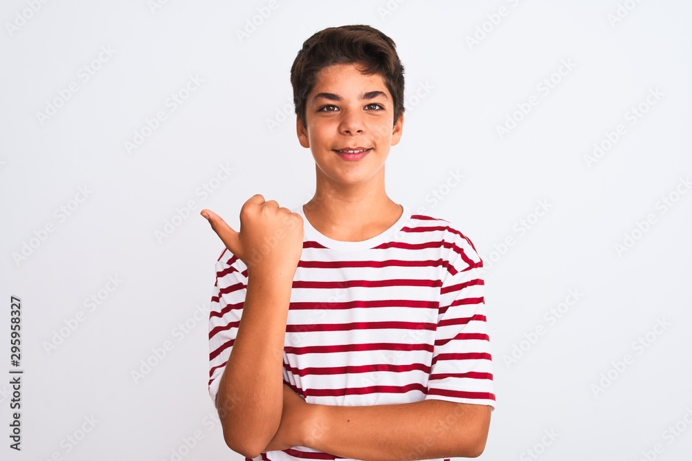 Φωτογραφία Handsome teenager boy standing over white isolated background smiling with happy face looking and pointing to the side with thumb up