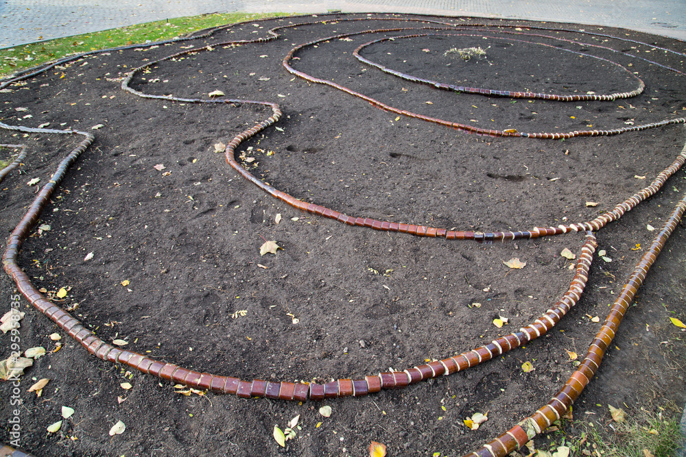 Ταπετσαρία View of the flower bed after harvesting old plants in the autumn with a marking of ceramics