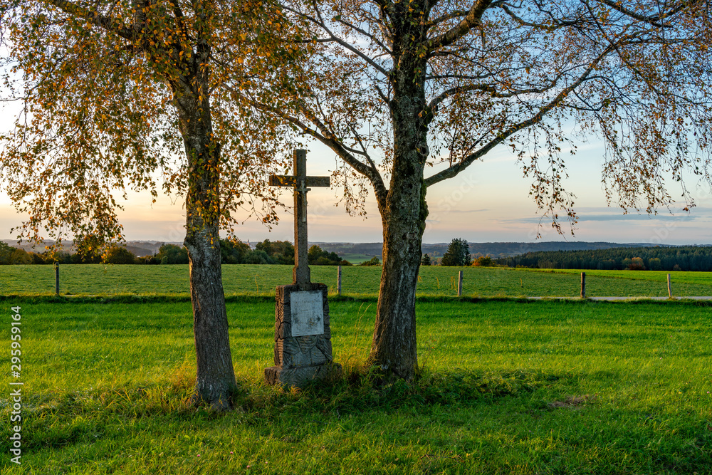 Wegkreuz bei Icking mit Blick auf den Starnberger See Wegkreuz bei Icking mit Blick auf den Starnberger See