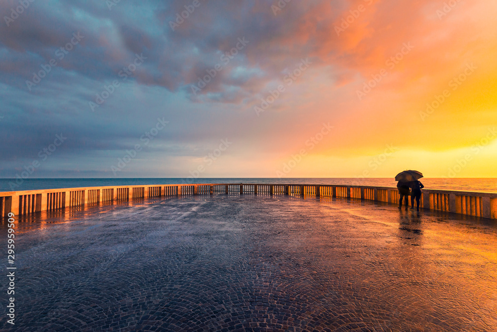 The natural spectacle of a splendid sunset while it is still raining