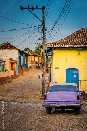 Cuba, Trinidad y sus autos antiguos norteamericanos.