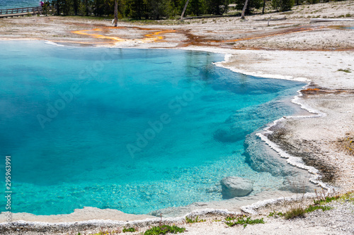 niebieski basen geotermalny w Yellowstone