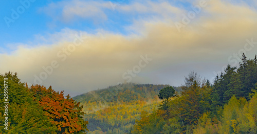 Fototapeta Naklejka Na Ścianę i Meble -  Mountain shelter Wysoki Kamień,autumn landscape 