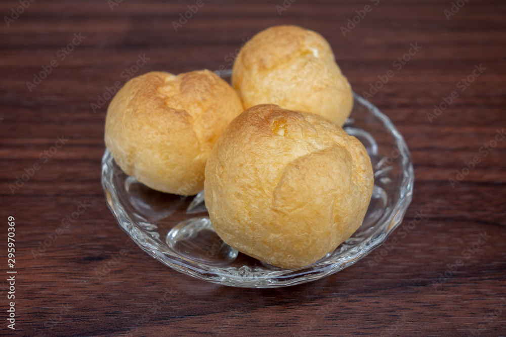 ガラスの器の中の小さなシュークリーム