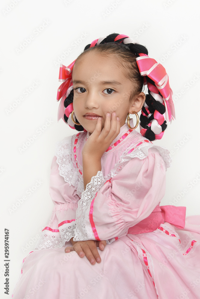 peque a ni a laatina con vestido color rosa folklor de mexico