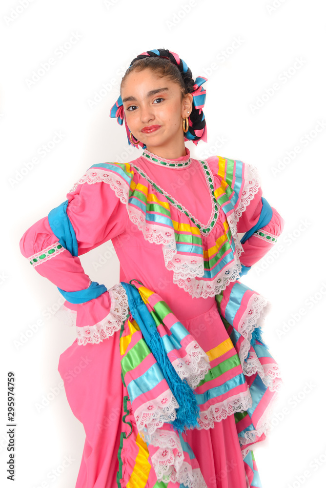 niña latina mexicana con traje folklorico en color rosa y fondo blanco niña latina mexicana con traje folklorico en color rosa y fondo blanco