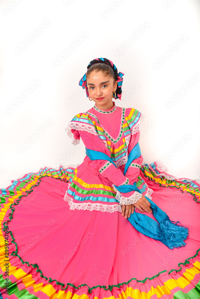 niña latina mexicana con traje folklorico en color rosa y fondo blanco niña latina mexicana con traje folklorico en color rosa y fondo blanco