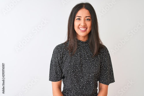 Fotografie Young chinese woman wearing elegant t-shirt standing over isolated white background with a happy and cool smile on face