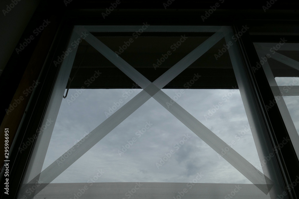 Obraz premium 養生テープで補強された窓ガラス