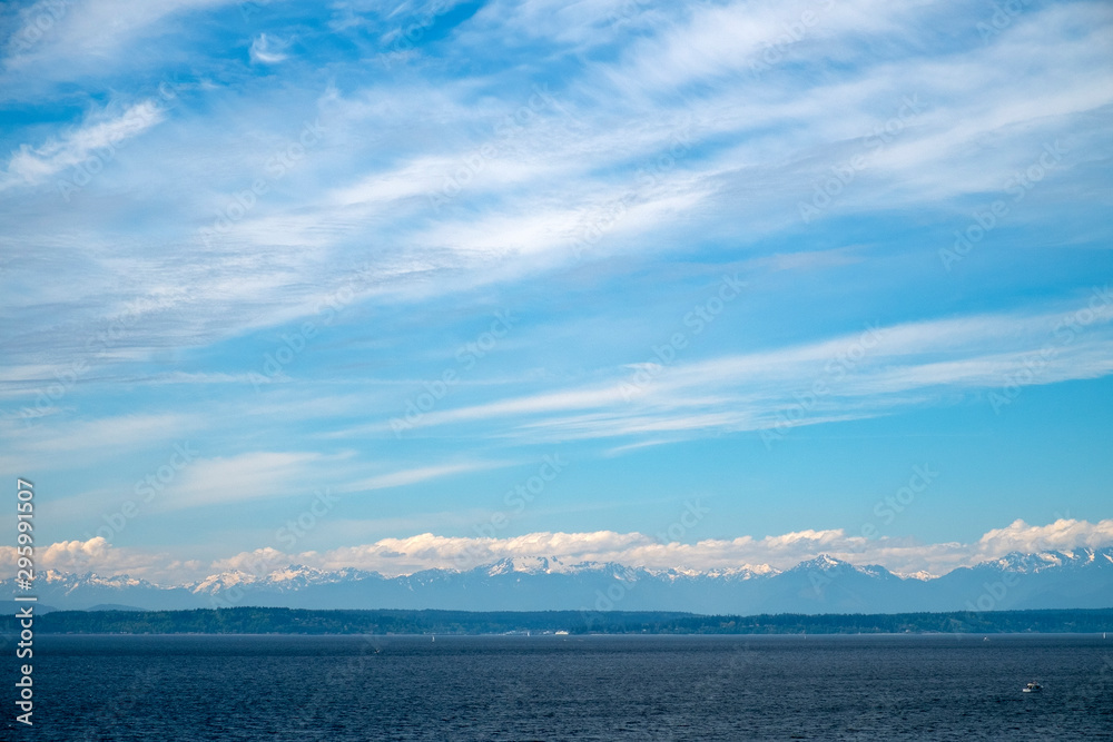 Obraz premium chmury nad morzem