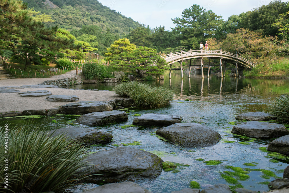 Stepping stones and bridge in Ritsurin Garden in Takamatsu　栗林公園 偃月橋と吹上の飛び石