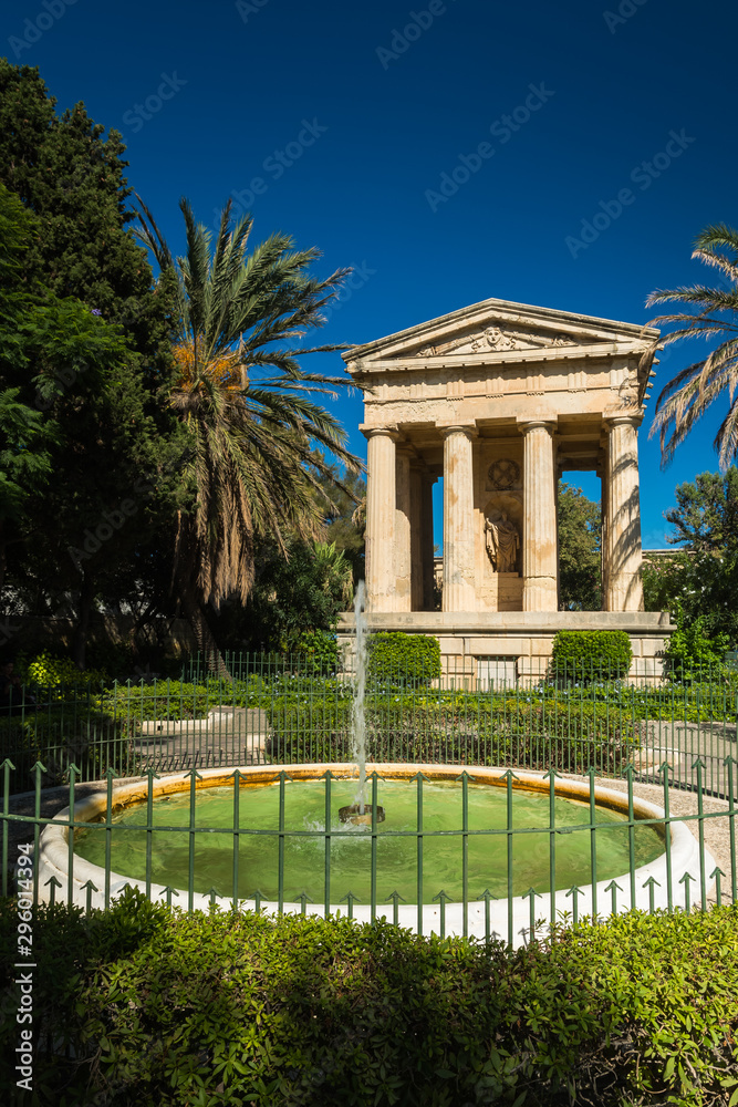 Obraz premium A Beautiful Greek-Like Temple in Valetta Lit By the Afternoon Sun