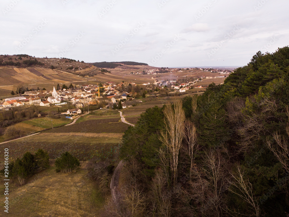 Naklejka premium Vue aérienne du village Auxey-Duresses. Un village bourguignon. Un village de Bourgogne en hiver.
