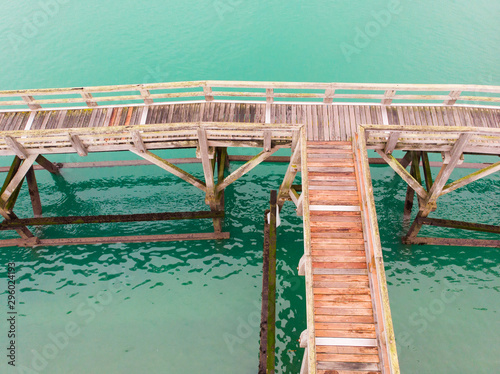 ponton en bois sur une eau turquoise à Fécamp