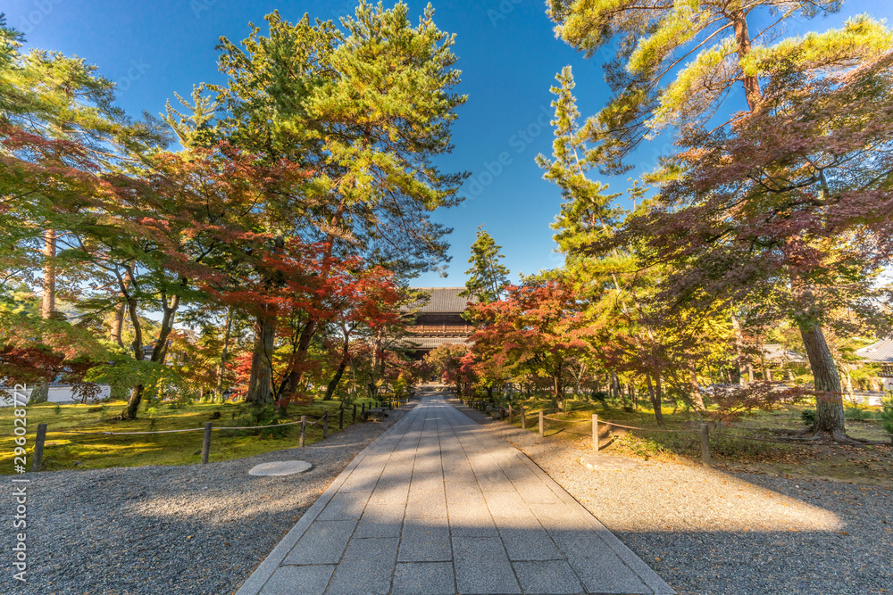 Φωτογραφία Early morning without tourists, Autumn colors fall foliage view of  Sanmon (Main Gate) and gardens at Zuiryusan Nanzen-ji or Zenrin-ji