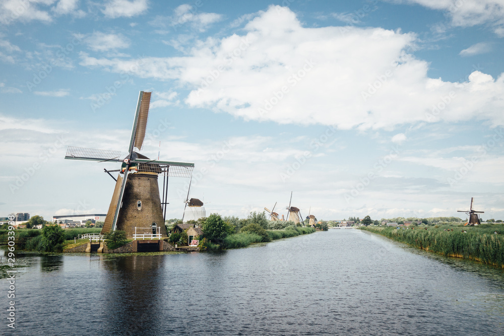 les moulins à Kinderdijk aux Pays-Bas classés UNESCO dans les canaux contre les inondations