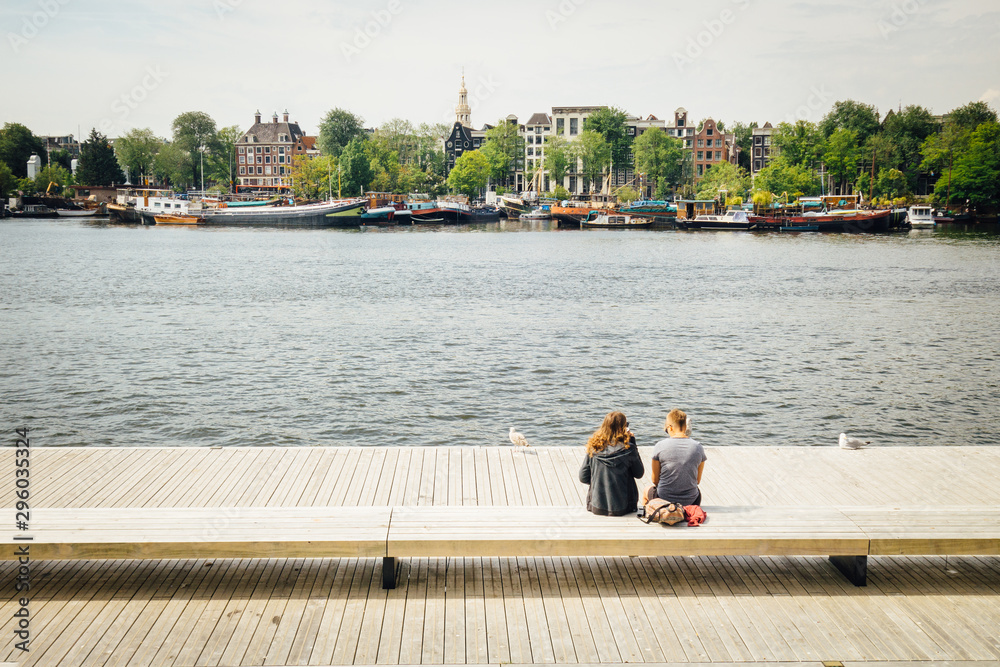 Fototapeta premium un couple de touristes à Amsterdam. Un couple de vacanciers à Amsterdam. Le touriste à Amsterdam.