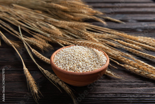 Raw peeled barley grains  (Hordeum vulgare)