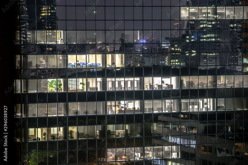 Obraz premium 夜のビルの幻想的な夜景