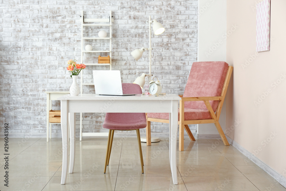Obraz premium Stylish interior of room with modern workplace