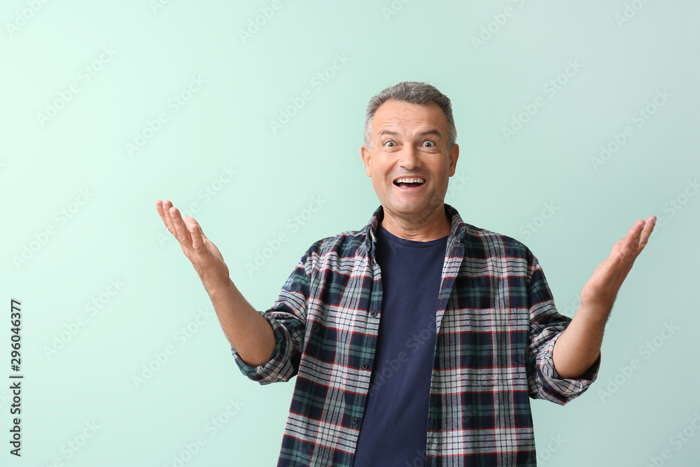 Naklejka premium Portrait of excited mature man on light background