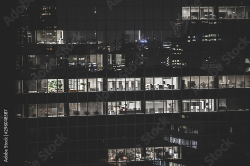残業に追われる人々