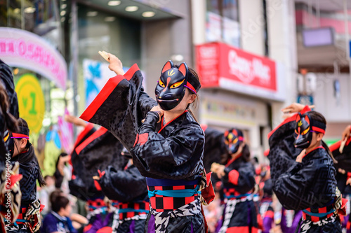 黒の狐面の踊る女性たち