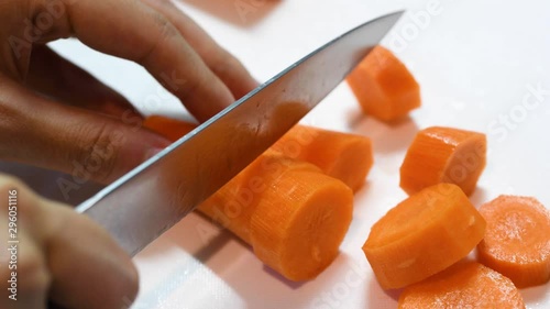 にんじんを切る