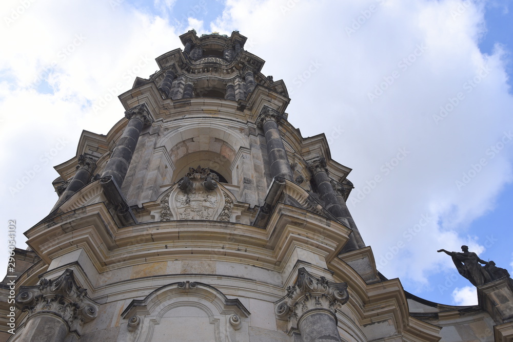 Schmuckreiche Fassade der katholische Hofkirche zu Dresden